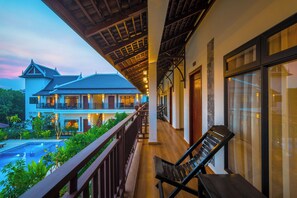 Habitació doble Deluxe, balcó, vistes a la piscina | Caixa forta a l'habitació i escriptori 
