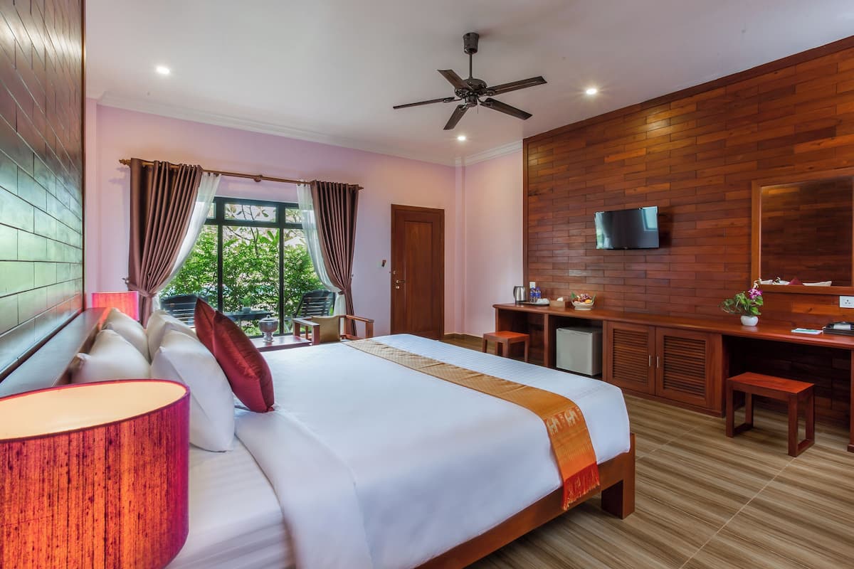 Quarto casal luxo, sacada, vista para a piscina | 2 quartos, cofres nos quartos, escrivaninha