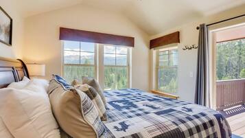 3 bedrooms, desk, iron/ironing board, travel crib