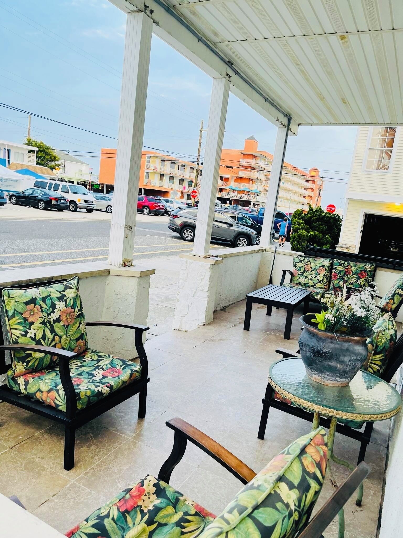 Pet Friendly 3 Bedroom Apt. - 1.5 block from Beach