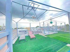 Leilighet, 4 soverom, balkong, byutsikt | Overnattingsstedets uteområder