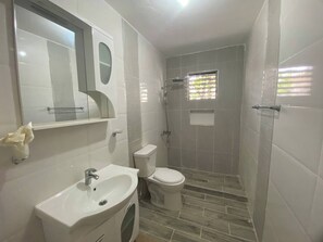 Apartament, 3 dormitoris, balcó, vistes a la ciutat | Bany