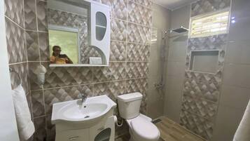 Apartment, 4 Bedrooms, Balcony, City View | Bathroom