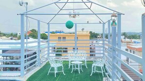 A rooftop terrace with a pergola, white outdoor furniture, and a view of the cityscape. - 6B Santiago Harmonic Apt Especially For You (Santiago de los Caballeros)