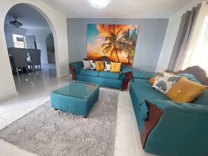 Huoneisto, 4 makuuhuonetta, parveke, kaupunkinäköala | Olohuone