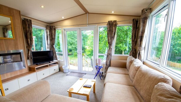 A modern living room with a sofa set, a TV, and a coffee table. - No 27 A. Field - Coghurst Hall Hastings (Hastings)