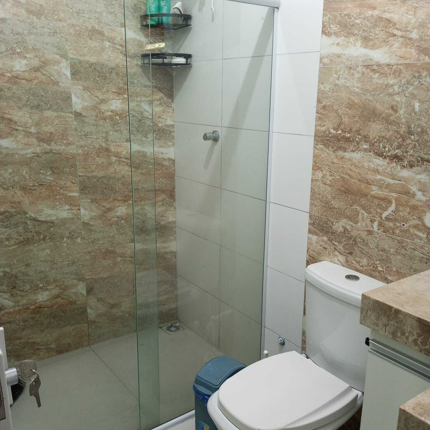 Een douche, een bidet, handdoeken, zeep