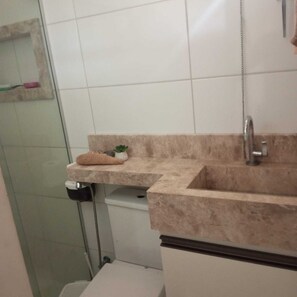 Douche, bidet, serviettes fournies, savon