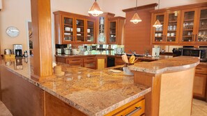 Micro-ondes, four, plaque de cuisson, lave-vaisselle