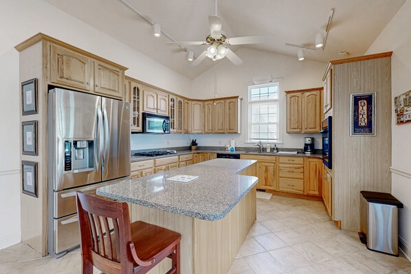 Fridge, microwave, oven, stovetop - Mill Pond Acres home w/pool table, Xbox X, free WIFI (Lewes)