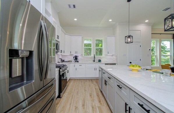 Réfrigérateur, micro-ondes, plaque de cuisson, lave-vaisselle