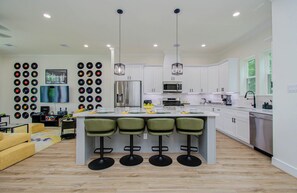 Kühlschrank, Mikrowelle, Herdplatte, Geschirrspüler