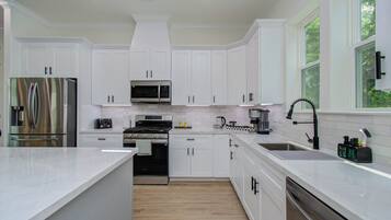 Fridge, microwave, stovetop, dishwasher