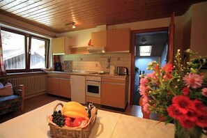Fridge, microwave, oven, stovetop - Ferienwohnung A mit Balkon, 2 Separate Schlafzimmer, 60 qm (Seebruck)