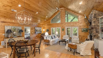 Smart TV, chimenea, tenis de mesa y libros