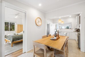 2 عدّة غرف نوم ومكتب ومكواة/لوح كي وسرير سفر