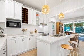 Fridge, microwave, oven, stovetop - Seaside Chic: stylish, private,  conveniently located, minutes from beach/ town (Portarlington)