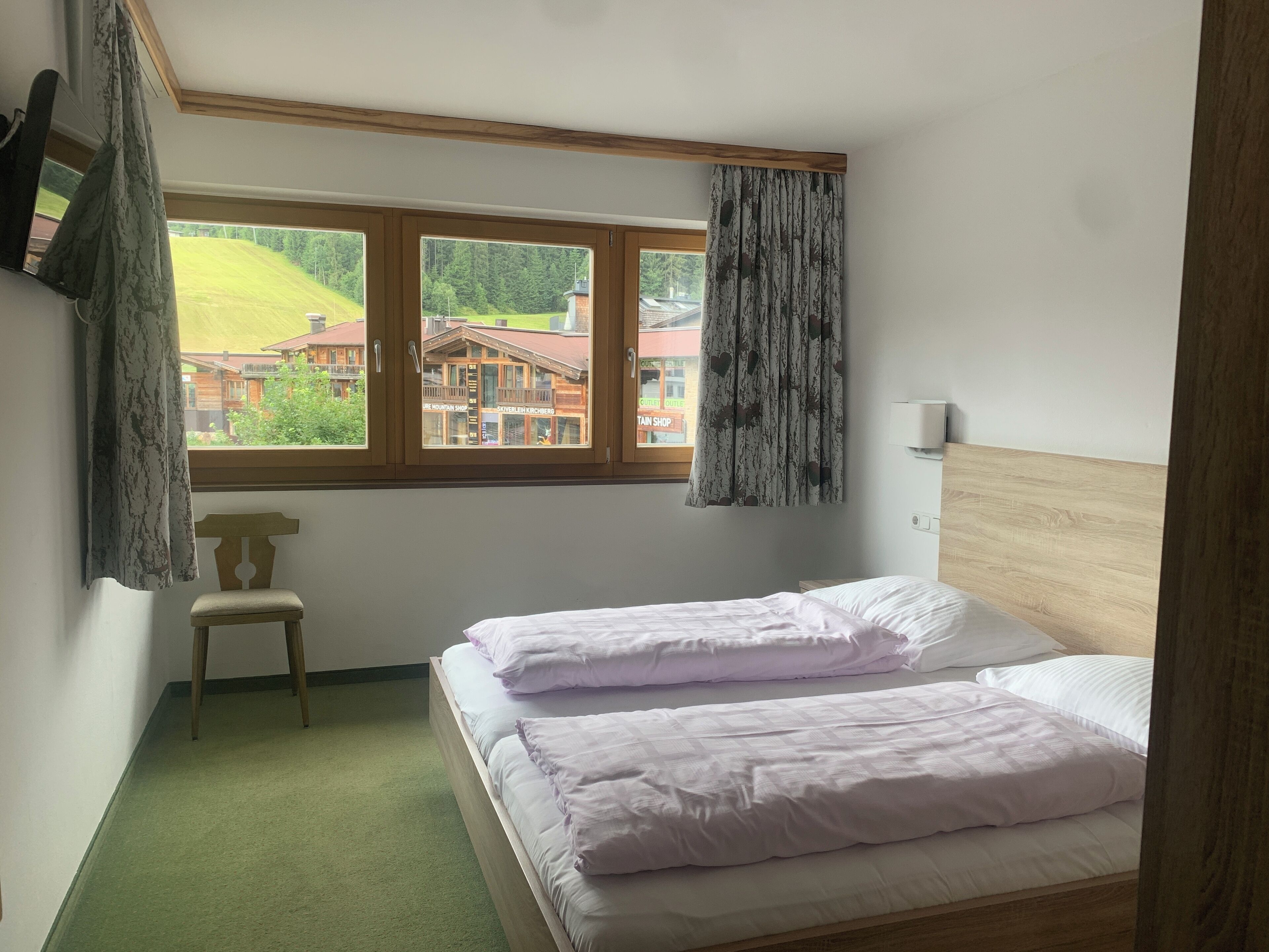 Comfort-Apartment, Balkon, Bergblick | Wohnbereich | Flachbildfernseher