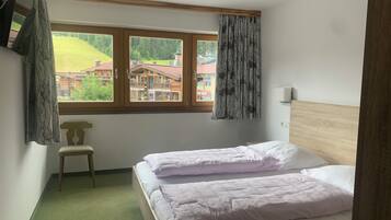 Comfort-Apartment, Balkon, Bergblick | Wohnbereich | Flachbildfernseher