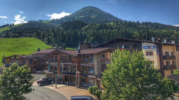 A mountain town with buildings labeled "Pure Mountain Shop" and "Skiverleih Kirchberg." - Appartements Robert Bechlwirt (Kirchberg in Tirol)