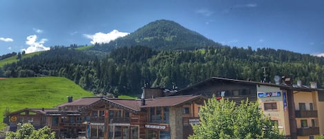 Appartement Confort, balcon, vue montagne | Vue de la chambre