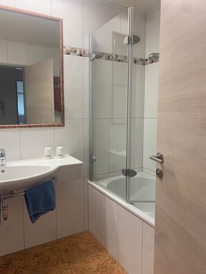 Baignoire, sèche-cheveux, serviettes fournies, savon