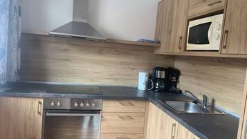 Comfort Apartment, Balcony, Mountain View | Private kitchen | Fridge, microwave, oven, stovetop