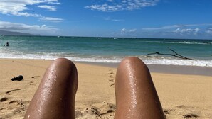 A beach scene with a clear sky and ocean waves. - Ocean Sanctuary Beachfront 1-bedroom Kihei, Maui (Kihei)