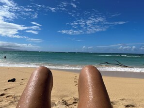 På stranden, solsenger og strandhåndklær