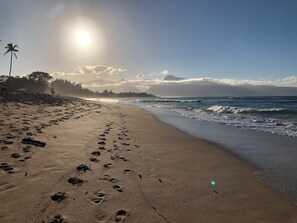 På stranden, liggestole, badehåndklæder