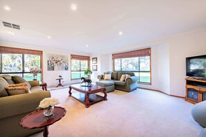 TV, fireplace, video games, offices - Cameron Glen - Rural Entertainer (Dubbo)