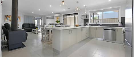 雪櫃、微波爐、焗爐、爐具