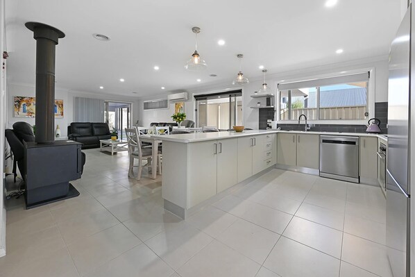 Refrigerador, microondas, horno y parrilla de estufa 