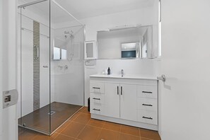 Shower, hair dryer, towels, shampoo - Ophir - Large Entertainer, Sleeps 11 (Llanarth)