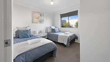 6 bedrooms, desk, iron/ironing board, travel crib