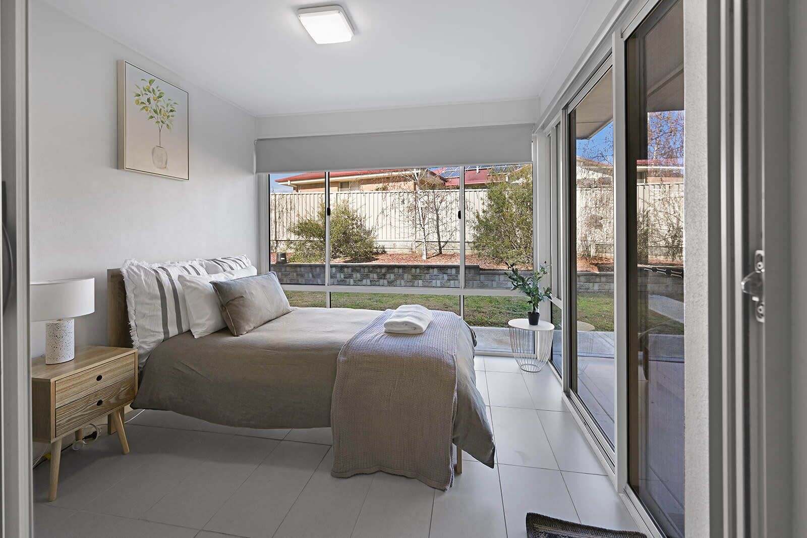 6 bedrooms, desk, iron/ironing board, travel cot