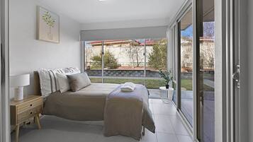 6 bedrooms, desk, iron/ironing board, travel cot