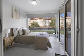 6 camere, una scrivania, ferro/asse da stiro, culla da viaggio