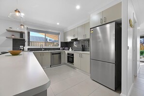 Refrigerador, microondas, horno y parrilla de estufa 