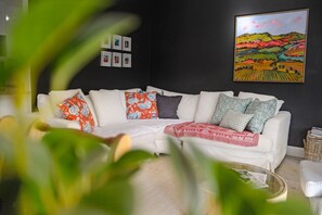 TV, offices - The Birch House - Stroll to CBD, Firepit (Wagga Wagga)