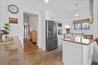 The Birch House - Stroll to CBD, Firepit