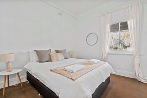 3 bedrooms, desk, iron/ironing board, travel cot - The Birch House - Stroll to CBD, Firepit (Wagga Wagga)