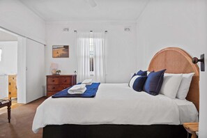 3 soverom, skrivebord, strykejern/-brett og reiseseng for barn