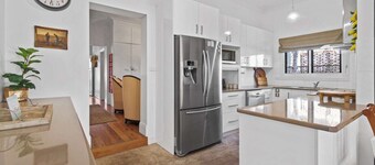 The Birch House - Stroll to CBD, Firepit