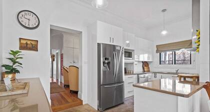 The Birch House - Stroll to CBD, Firepit