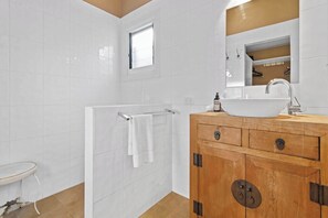 Dusj, hårføner og håndklær