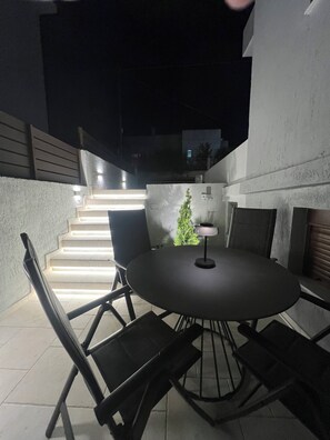 Outdoor dining - Newly built apartment with a private pool and garden, part of a villa. (Vathi)