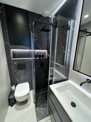 Shower, hair dryer, towels, soap - Newly built apartment with a private pool and garden, part of a villa. (Vathi)