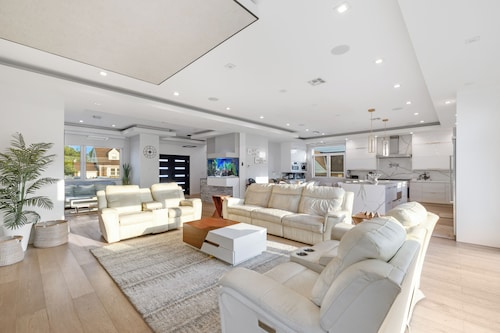 Luxury 5BR Smart Home Near JFK with Gym, Theater & BBQ