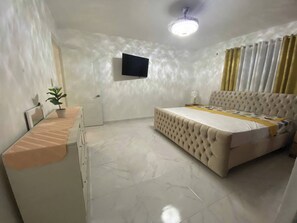 3 bedrooms, iron/ironing board, Internet, bed sheets